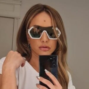 Sabrina Sato posa com bolsa de R$ 20 mil e ganha elogios de famosos. Veja look!