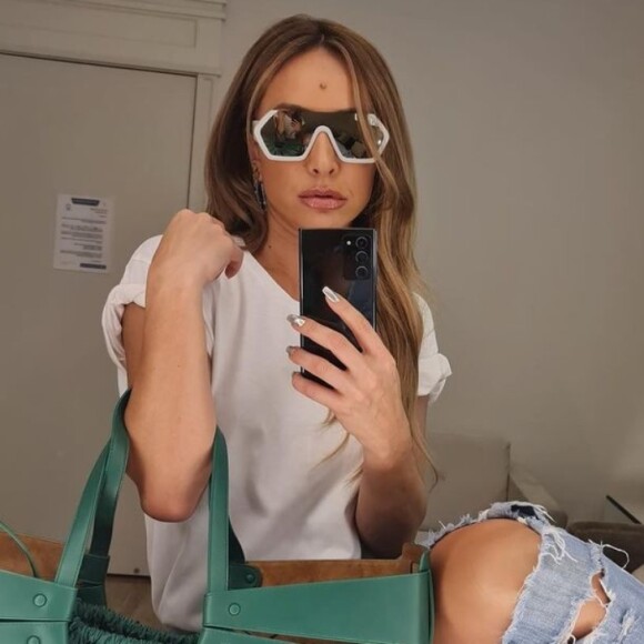 Sabrina Sato posa com bolsa de R$ 20 mil e ganha elogios de famosos. Veja look!