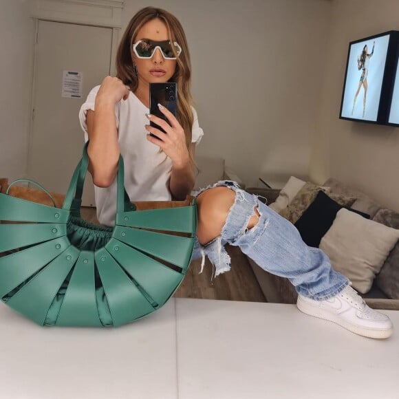 Sabrina Sato combina peça fashion com jeans, blusa e tênis