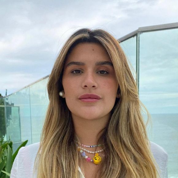 Giulia Costa aparece com novo visual após pintar o cabelo