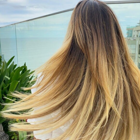 Cabelo de Giulia Costa ganha tom mais claro, inaugurando a fase loira da atriz