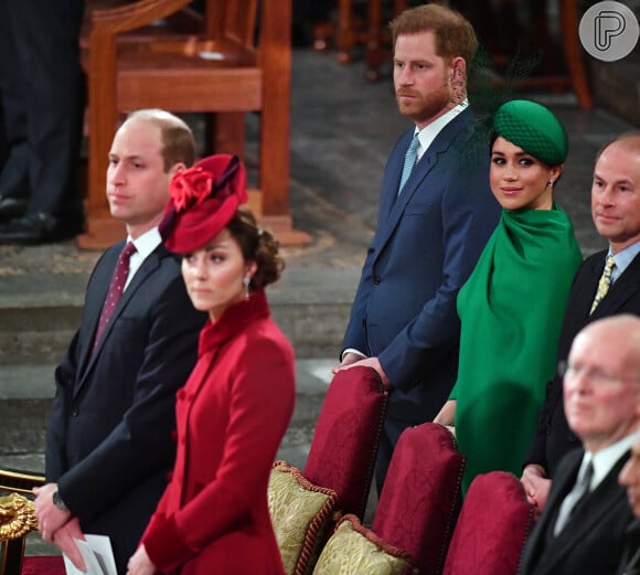 Meghan Markle e Príncipe Harry não são mais membros-sêniores da realeza, como Kate Middleton e Príncipe William