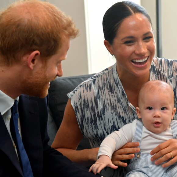 Meghan Markle apareceu em momento fofo com o filho após relato sobre aborto