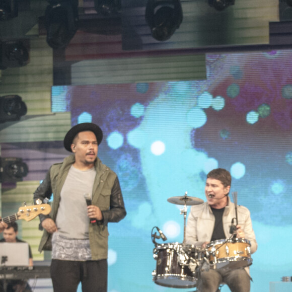 Sandy canta música do Roupa Nova com marido Lucas Lima