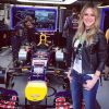 Fiorella Mattheis publicou foto em seu Instagram ao lado de um dos carros de Fórmula-1