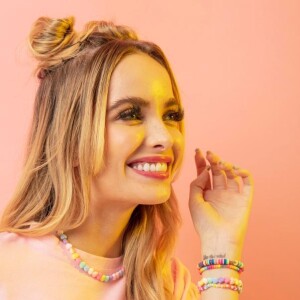 Giovanna Chaves lançou uma grife de roupas ao lado de duas amigas: 'Buscam inovar no mercado com peças autênticas, do clássico ao mais despojado'