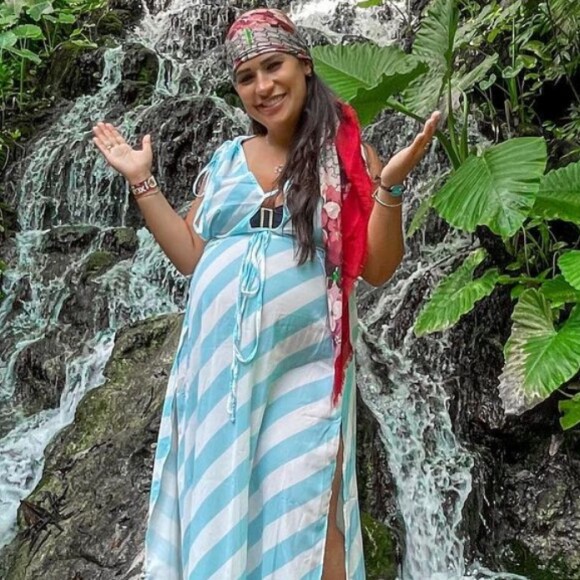 De vestido, Simone destaca barriga de gravidez em look estiloso