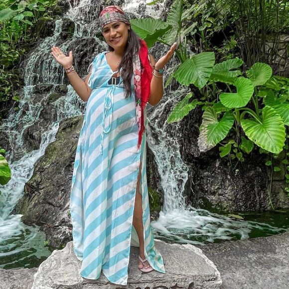 Irmã de Simaria, Simone valoriza barriga de gravidez em look