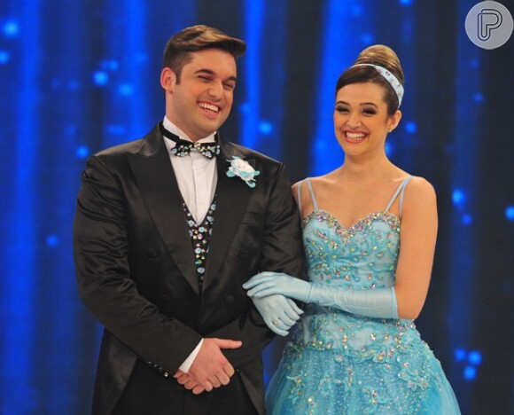 Juliana Paiva se vestiu de princesa pra se apresentar neste domingo, 9 de novembro de 2014