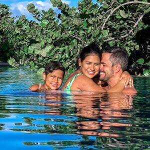 Simone viaja com o marido, Kaká Diniz, e o filho, Henry, para o México