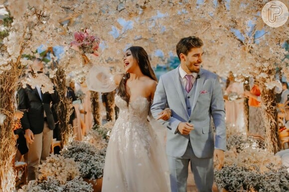 Carol Nakamura e Guilherme Leonel se casam em Búzios, no Rio de Janeiro