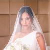 Casamento de Téo Teló e Gabi Luthai teve caráter intimista e vestido de noiva contou com decote de um ombro só