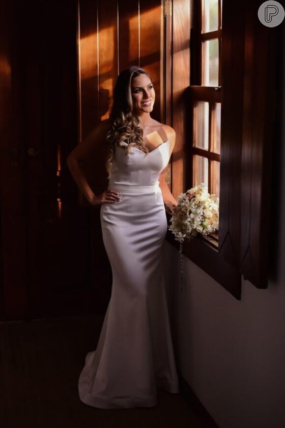 Veja vestido de Rhayssa Carvalho em casamento com Munhoz, da dupla com Mariano, em fevereiro de 2020