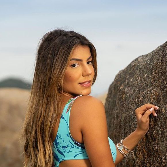 Hariany Almeida costuma postar fotos de biquíni em suas redes sociais