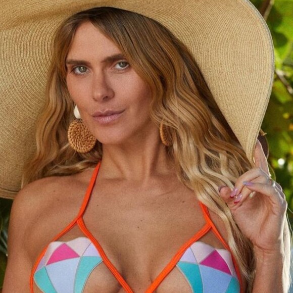 Carolina Dieckmann valoriza corpo em maiô e biquíni da moda