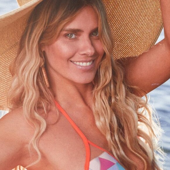 Carolina Dieckmann aposta em biquíni com transparência e color block