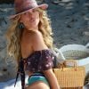 Carolina Dieckmann investe em biquíni cigana em beachwear