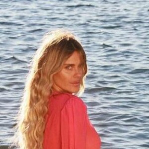 Carolina Dieckmann aposta em saída de praia estilosa