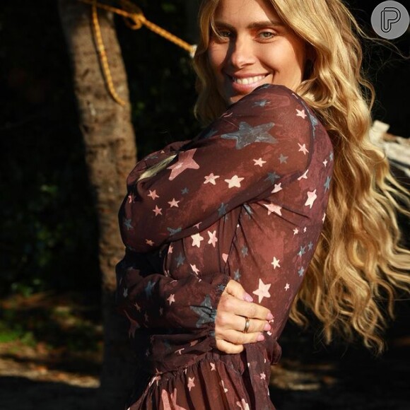 Carolina Dieckmann aposta em saída de praia estilosa