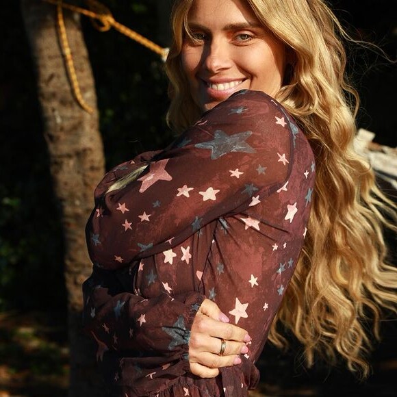 Carolina Dieckmann aposta em saída de praia estilosa