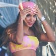 Anitta aposta em moda praia repleta de tendências em viagem ao México