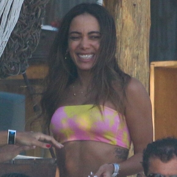 Anitta se diverte em viagem com a família no México