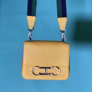 Bruna Marquezine vende bolsa de R$ 4 mil da Carolina Herrera amarela