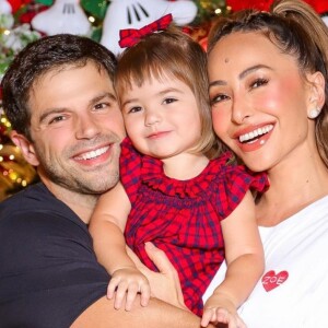 Filha de Sabrina Sato e Duda Nagle, Zoe protagoniza ensaio de Natal com os pais