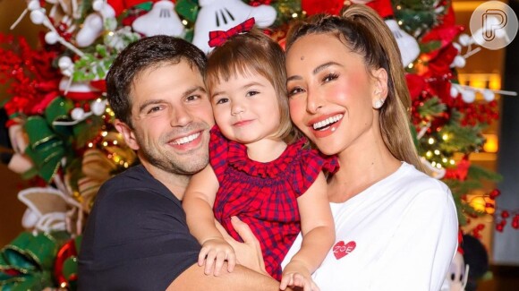 Filha de Sabrina Sato e Duda Nagle, Zoe protagoniza ensaio de Natal com os pais