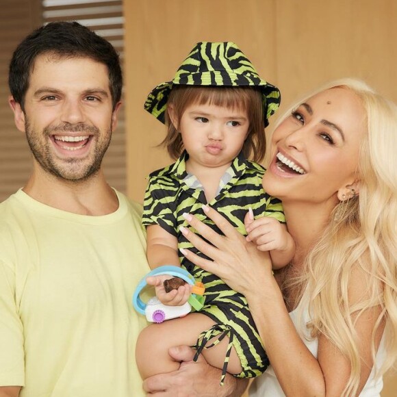 Zoe faz caras e bocas em foto com os pais, Sabrina Sato e Duda Nagle