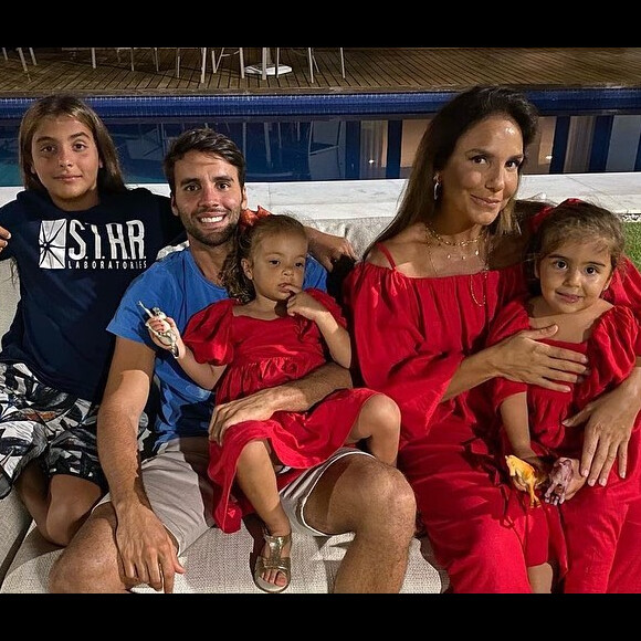 Ivete Sangalo posta foto com marido e filhos no Natal