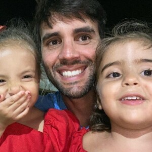 Marido de Ivete Sangalo posa com filhas gêmeas do casal em foto