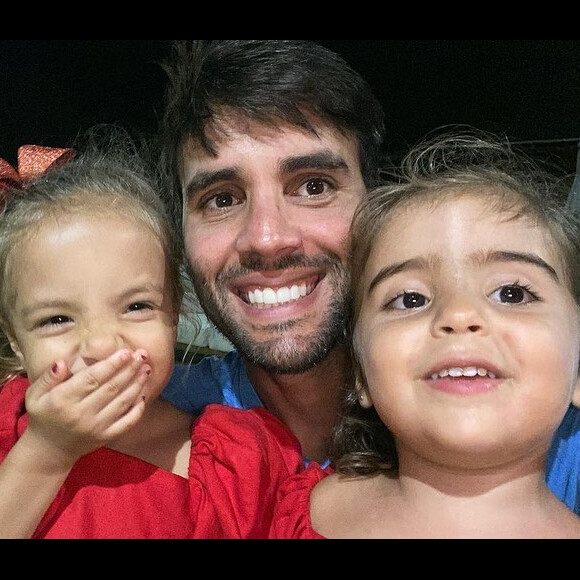 Marido de Ivete Sangalo posa com filhas gêmeas do casal em foto