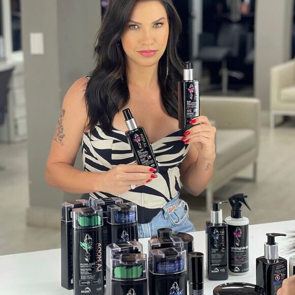 Andressa Suita escureceu os fios e surgiu com novo visual