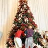 Andressa Suita compartilhou fotos dos filhos com Gusttavo Lima em árvore de Natal