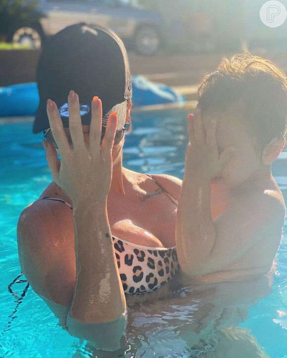 De biquíni animal print, Andressa Suita curte piscina com o filho