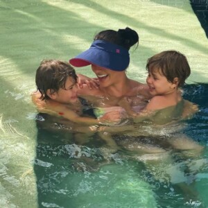 Andressa Suita curte piscina com os filhos, Gabriel e Samuel, em mansão