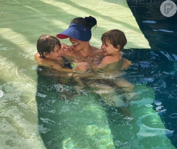 Andressa Suita curte piscina com os filhos, Gabriel e Samuel, em mansão