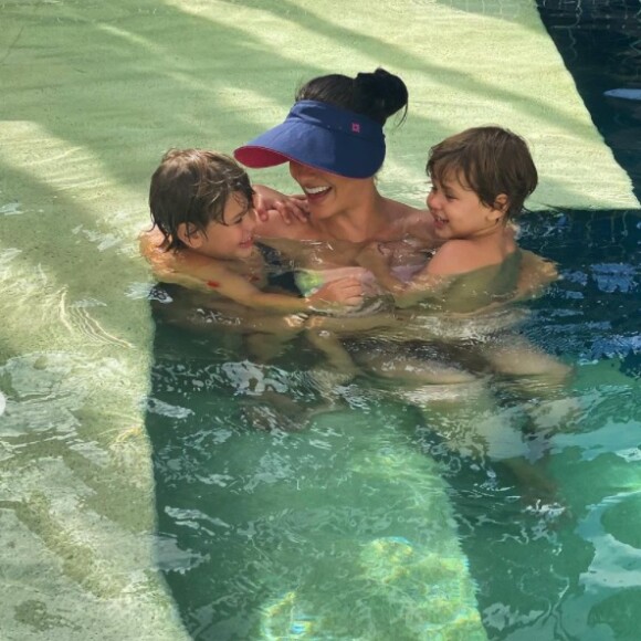 Andressa Suita curte piscina com os filhos, Gabriel e Samuel, em mansão