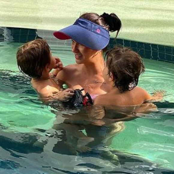 Andressa Suita, de biquíni, curte piscina com os filhos, em 26 de dezembro de 2020