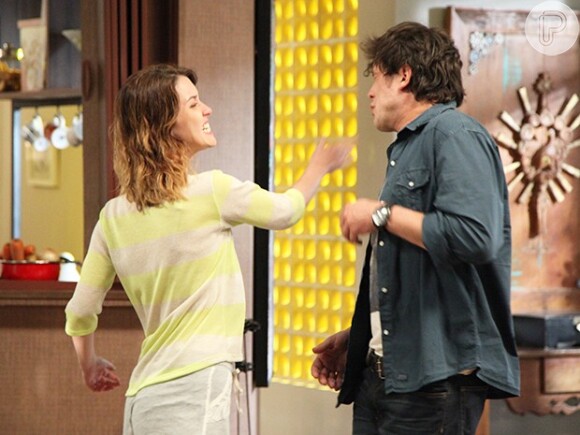 Laura (Nathalia Dill) se irrita com o beijo de Caíque (Sergio Guizé) e o expulsa de sua casa, em 'Alto Astral', em 17 de novembro de 2014