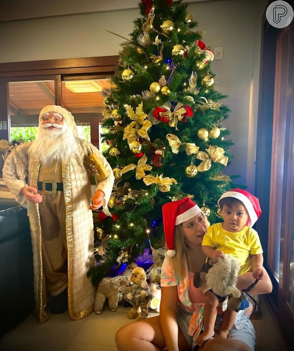 Marília Mendonça usou gorro de Papai Noel em foto com o filho, Léo, no Natal