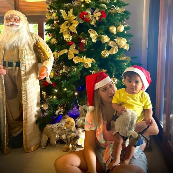 Marília Mendonça usou gorro de Papai Noel em foto com o filho, Léo, no Natal