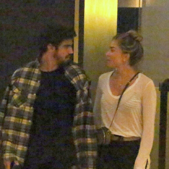 Grazi Massafera mudou o visual, ficou mais loira e o namorado, Caio Castro, aprovou