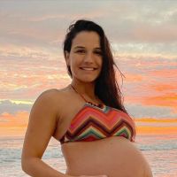 Kyra Gracie posa com a mão na barriga de gravidez na praia: 'Vem, Rayan!'
