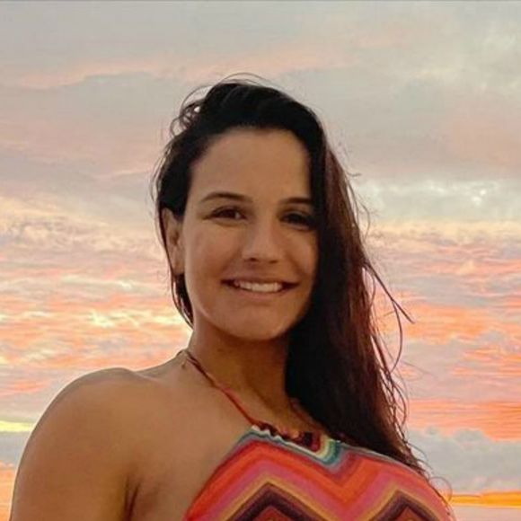 Kyra Gracie, no fim da gravidez, posou segurando a barriga em dia de praia