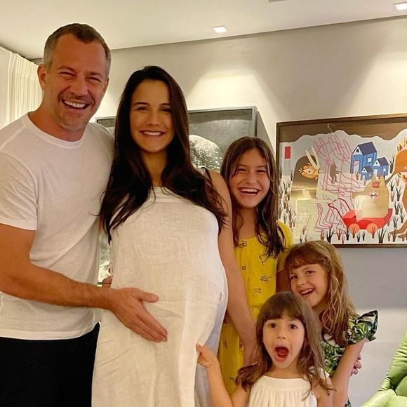 Kyra Gracie é casada com Malvino Salvador e mãe de Ayra (de 6 anos) e Kyara (de 4) - Sofia (11 anos) é filha de outro relacionamento do ator
