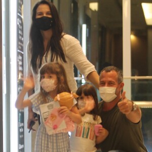 Kyra Gracie e a família posaram para fotos durante passeio em shopping