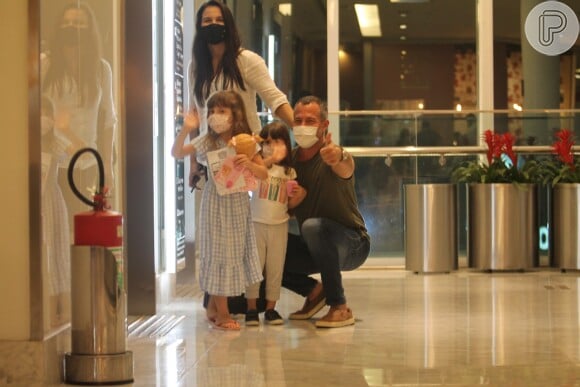 Kyra Gracie e a família posaram para fotos durante passeio em shopping