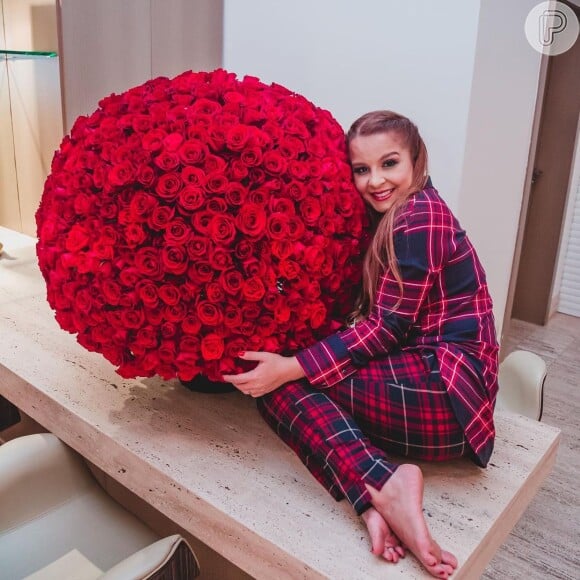 Maiara recebeu um buquê gigante de flores pelos 2 anos de namoro com Fernando Zor